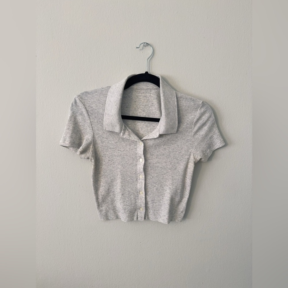 American Eagle Button Up Cropped Polo Tee in Heather Light Grey
